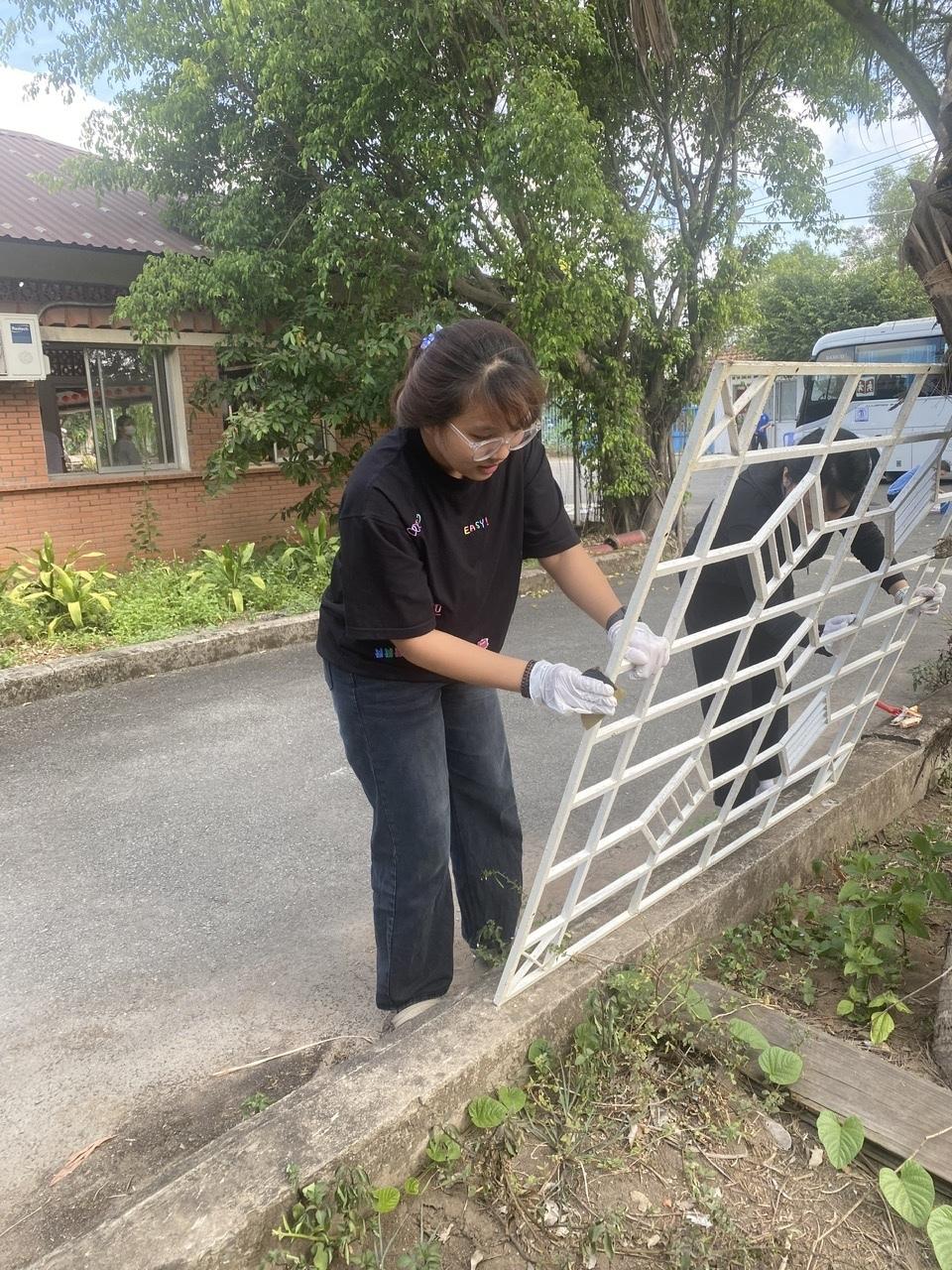 Thy lends a hand during a volunteer day at a vocational center